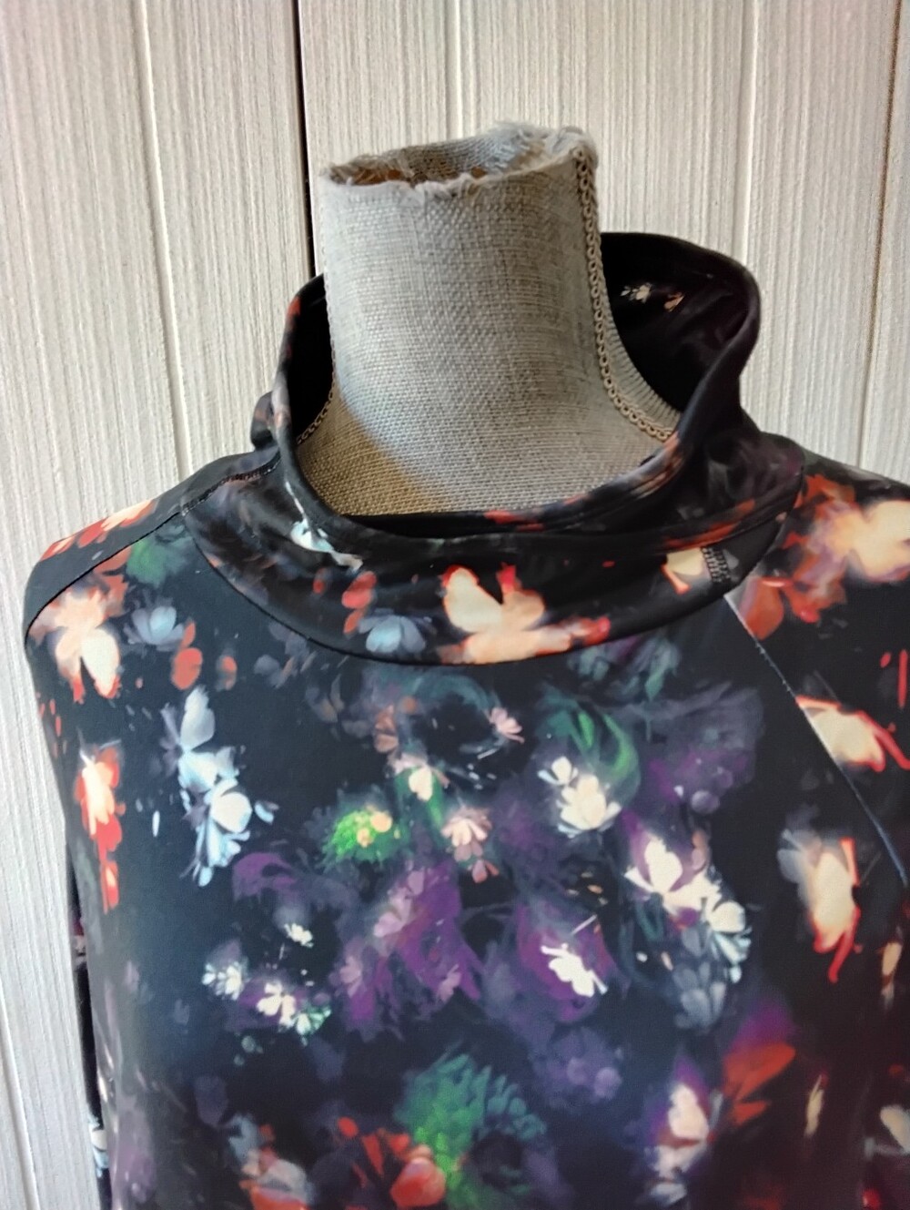 NWT, NINE WEST Dark Floral Long Sleeve Top, size XL - Picture 5 of 10